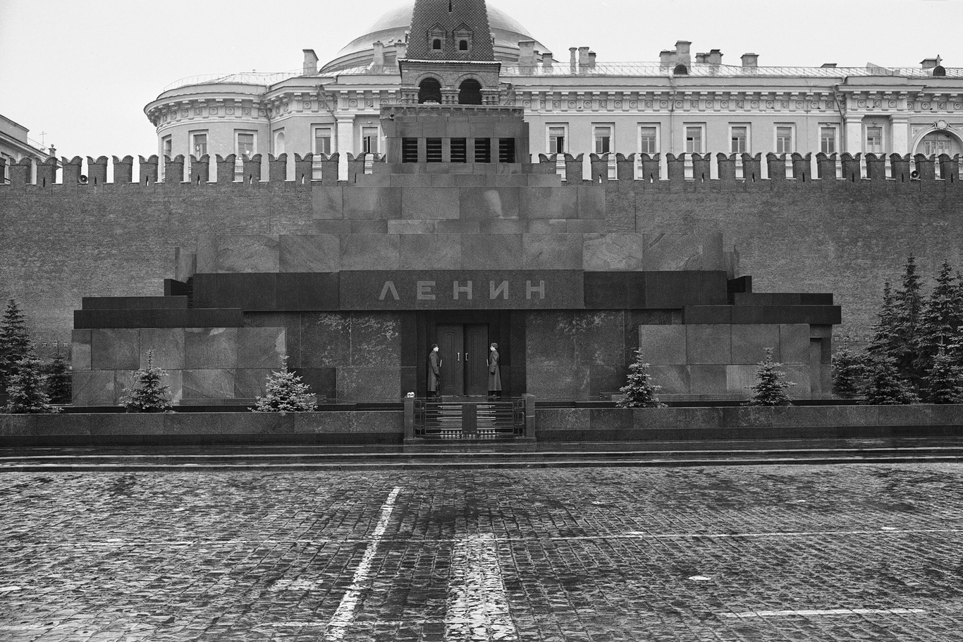 Мавзолей на Красной площади после принятия решения о перезахоронении тела Сталина. Москва. 1 ноября 1961 года. Фото: AP / Scanpix / LETA