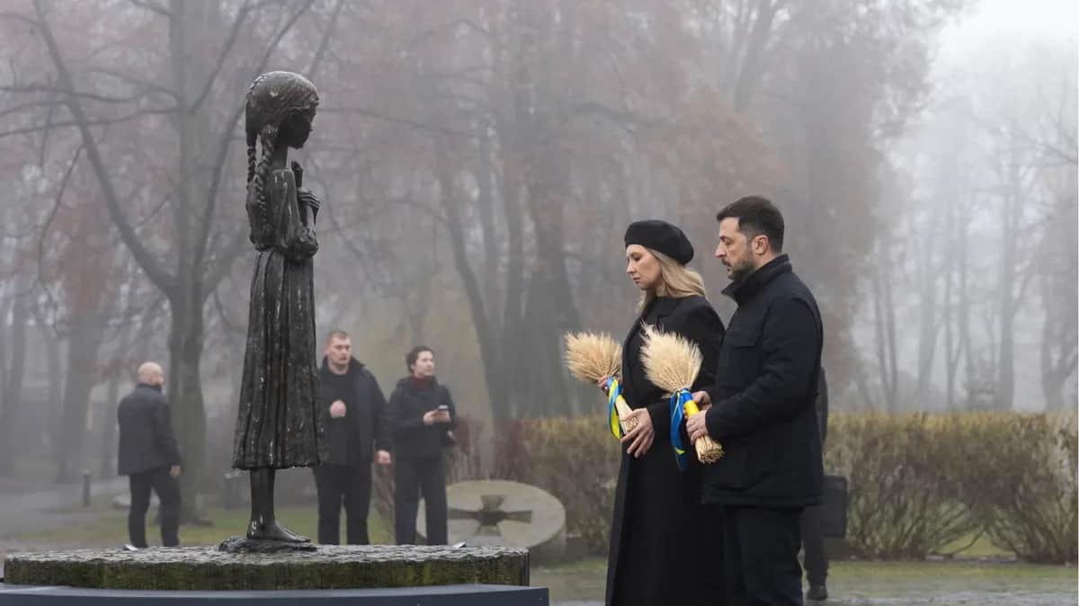 <span id="fv9hqxkq8">Ukrainian President Volodymyr Zelensky and his wife Olena Zelenska place sheaves of wheat<br>at <span>the National Museum</span> of the Holodomor-Genocide in Kyiv, Ukraine, 22 November 2025. Photo: EPA / Presidential Press Service</span>