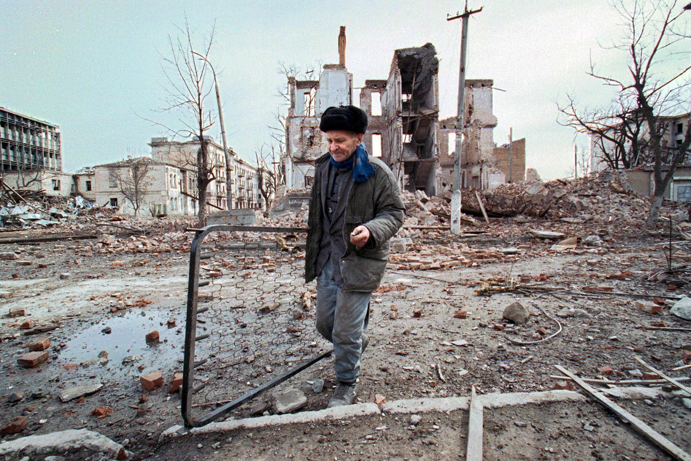 Чеченский мужчина идет по Грозному. Чечня. 24 марта 2000 года. Фото: EPA