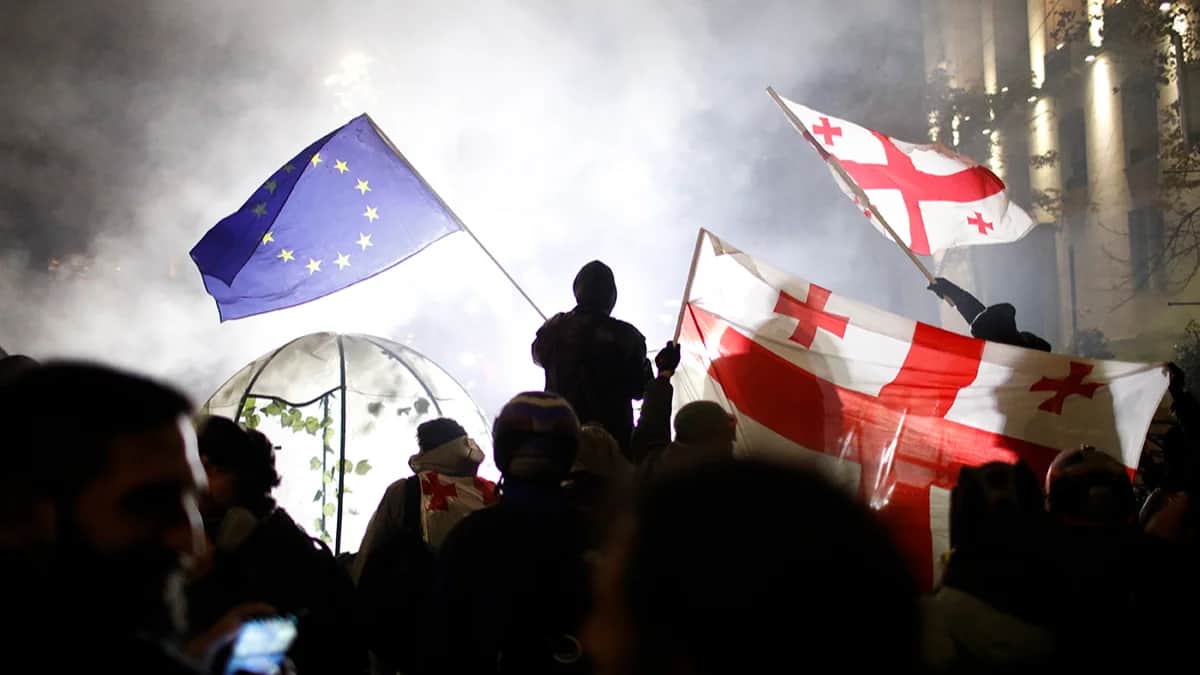Сторонники грузинской оппозиции во время акции протеста перед зданием парламента в Тбилиси, Грузия, 30 ноября 2024. Фото: David Mdzinarishvili / EPA-EFE