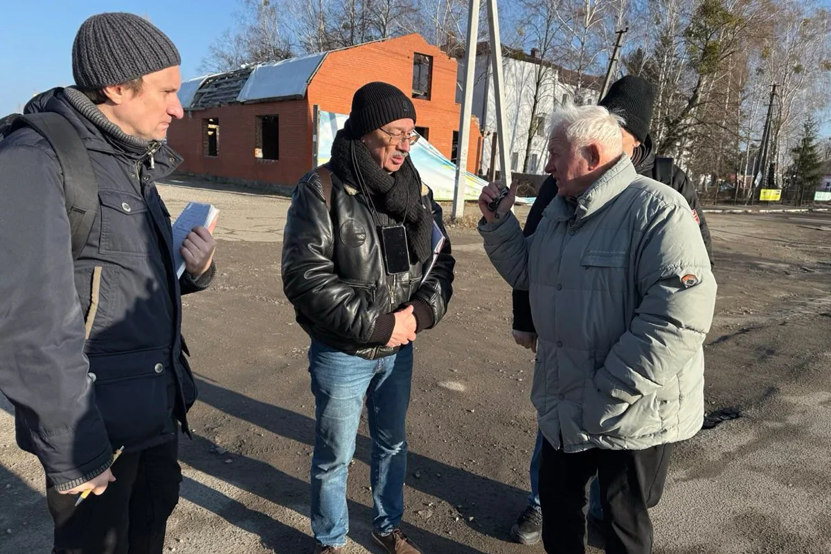 лег Орлов общается с жителем поселка Макаров Бучанского района, Киевская область. Фото из личного архива Орлова