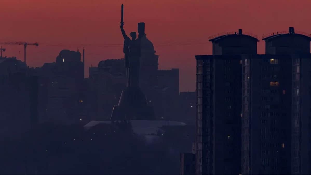 High rises in the dark amid power cuts and sub-zero temperatures after Russian strikes on civilian infrastructure, Kyiv, Ukraine, 19 January 2026. Photo: Vladyslav Sodel / Reuters / Scanpix / LETA<br>