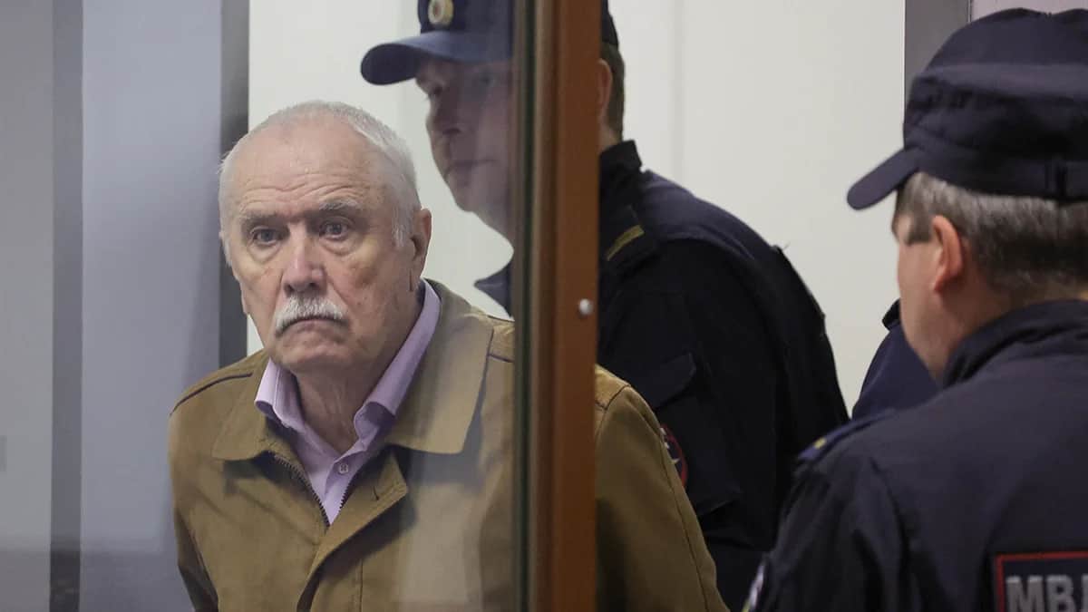 Российский физик Анатолий Маслов, арестованный в 2022 году и обвиненный в государственной измене, входит в зал суда перед слушанием в Санкт-Петербурге, Россия, 21 мая 2024 года. Фото: Антон Ваганов / Reuters / Scanpix / LETA
