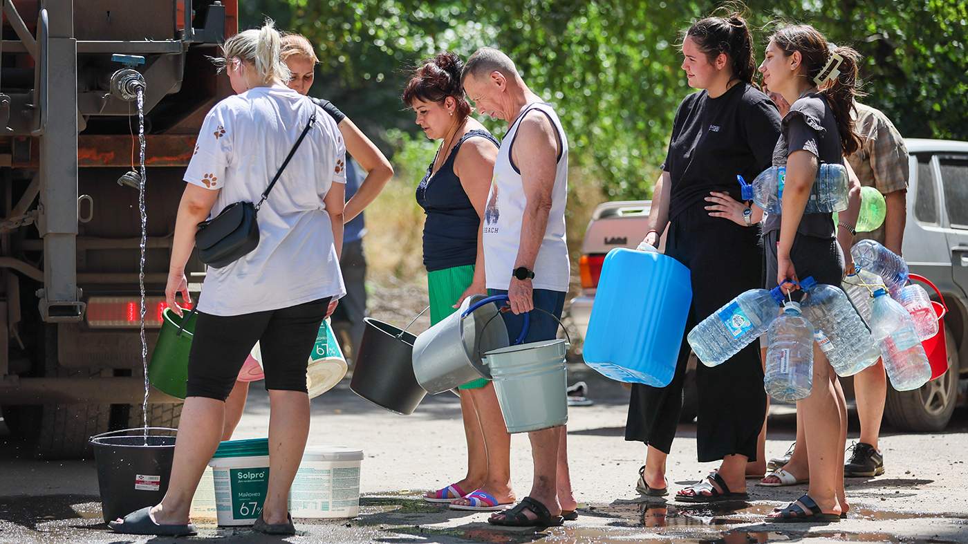 Очередь к автоцистерне с водой, Черногвардейский район Макеевки, к востоку от Донецка, Украина, 30 июля 2025 года. Фото: Scanpix / LETA