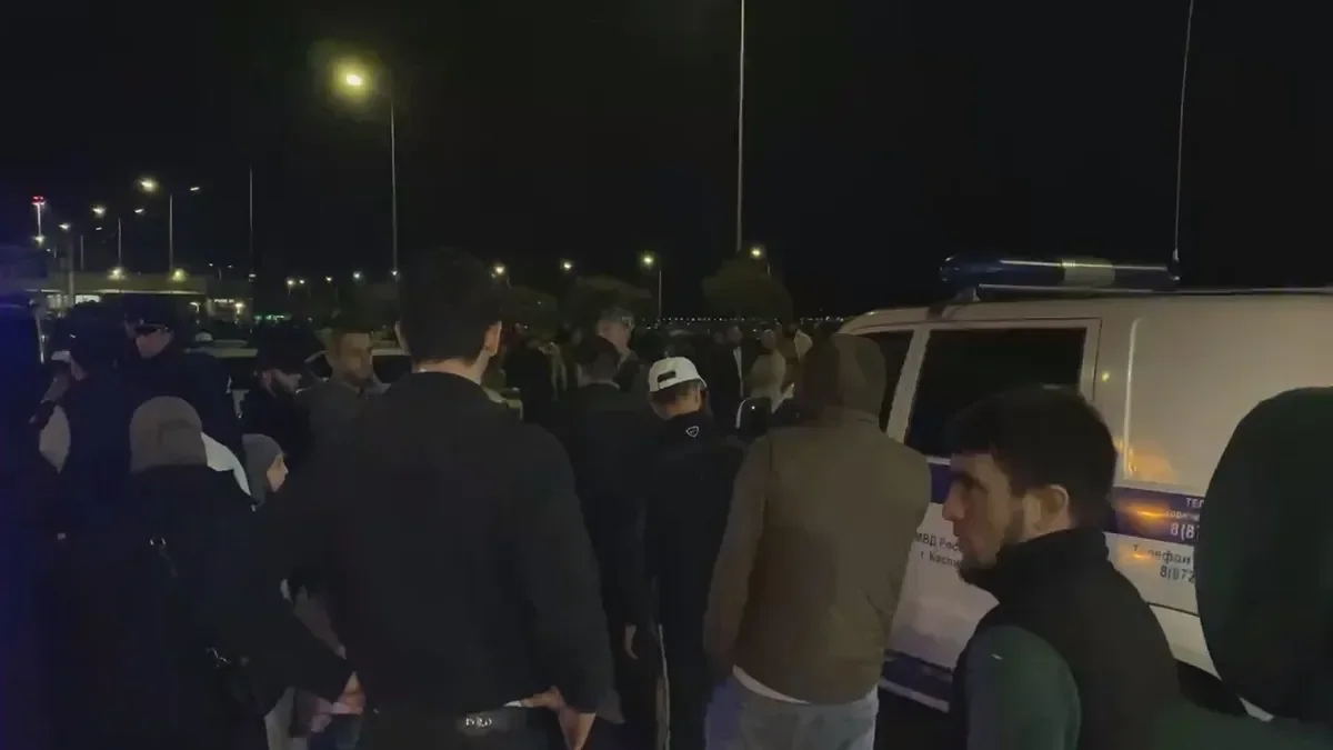 Police talking to protesters at the airport. Photo @askrasul / Telegram