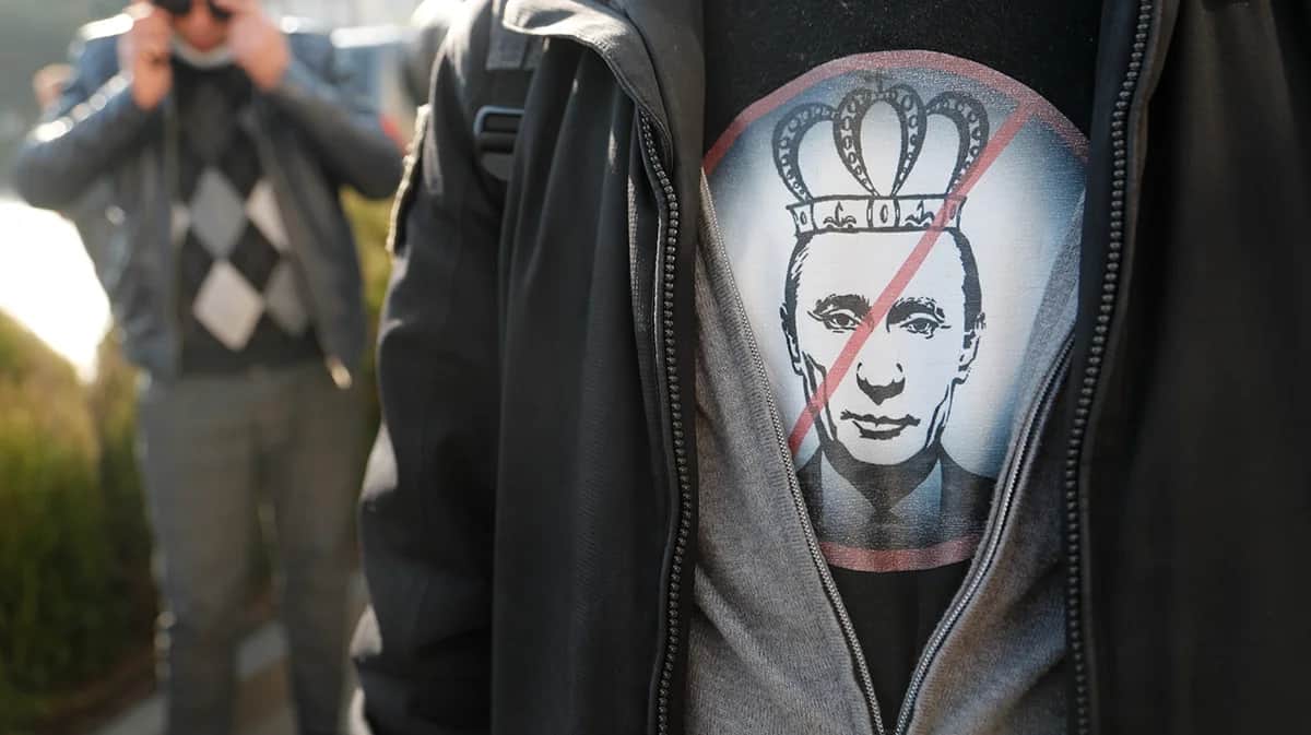 Грузинский активист в футболке против Владимира Путина принимает участие в акции протеста перед зданием Посольства Швейцарии в Грузии. Тбилиси, Грузия, 8 февраля 2021 года. Фото: Зураб Курцикидзе / EPA-EFE