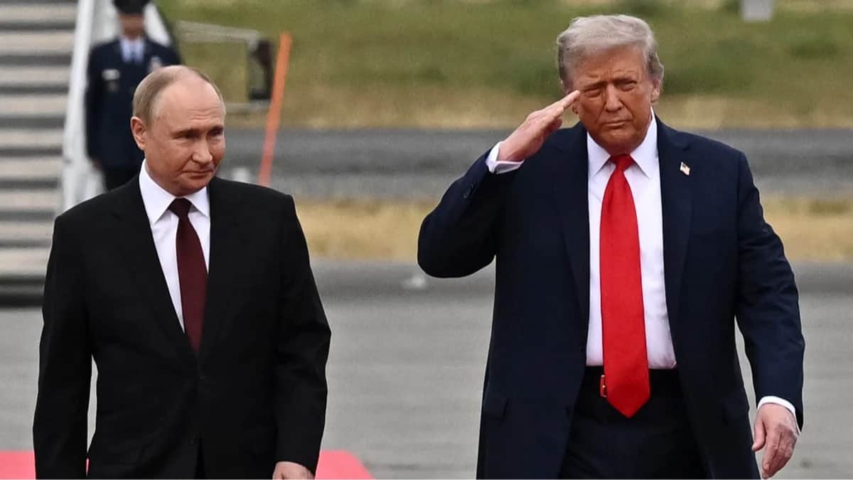 Дональд Трамп приветствует Владимира Путина во время их встречи в Анкоридже, Аляска, США, 15 августа 2025 года. Фото: Сергей Бобылев / Спутник / Kremlin / EPA<br>