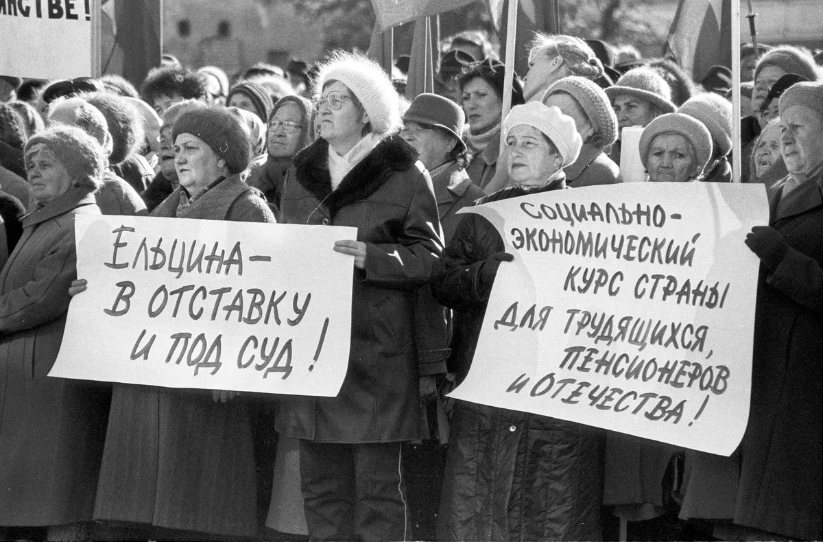 Пенсионеры на митинге. 1998 г. Фото: <a href="https://commons.wikimedia.org/w/index.php?curid=38372043">Wikimedia Commons</a>, Бахтиёр Абдуллаев, CC BY-SA 3.0