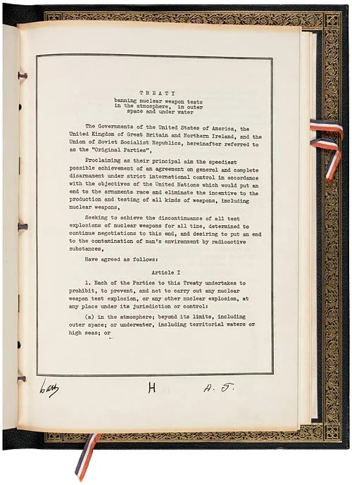 Договор о запрещении ядерных испытаний, 26 июля 1963 г. Фото: <a href="https://www.archives.gov/milestone-documents/test-ban-treaty#:~:text=The%20Test%20Ban%20Treaty%20was,outer%20space%2C%20and%20under%20water.">National Archives</a>
