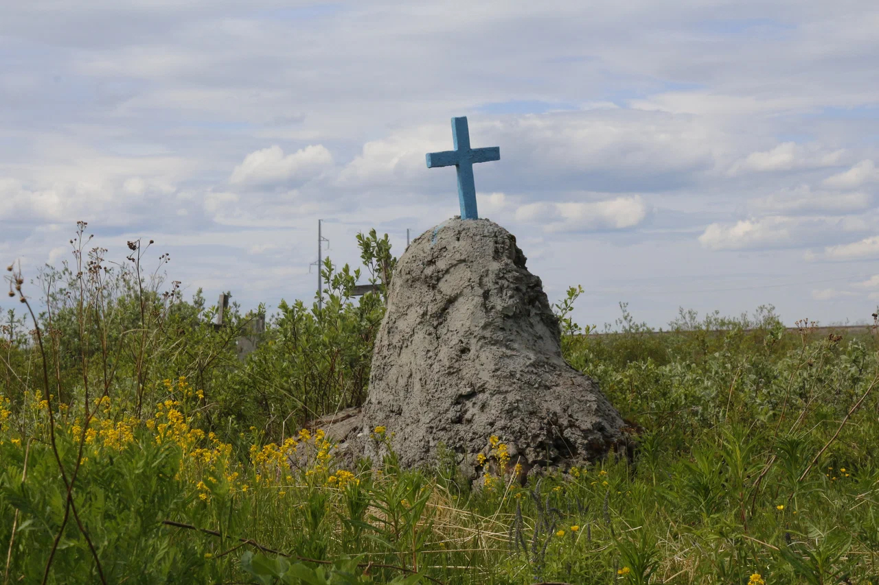 Стихийный мемориал на кладбище Юршора. Фото: Леонид Ваневский / Яндекс Карты