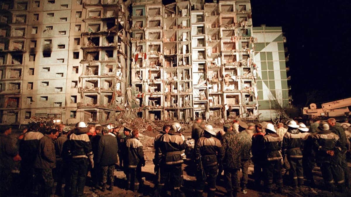 Спасатели и пожарные заканчивают свою работу в разрушенном жилом доме в Волгодонске после того, как все выжившие были эвакуированы, четверг, 16 сентября 1999 года. Фото: Юрий Кочетов/EPA PHOTO/vk