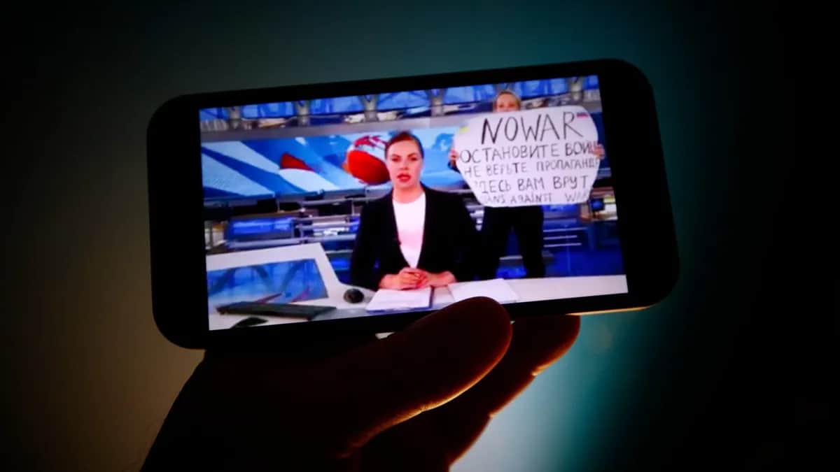 Марина Овсянникова показывает антивоенный плакат в эфире программы «Время» на Первом канале. Фото: STR / NurPhoto / Getty Images
