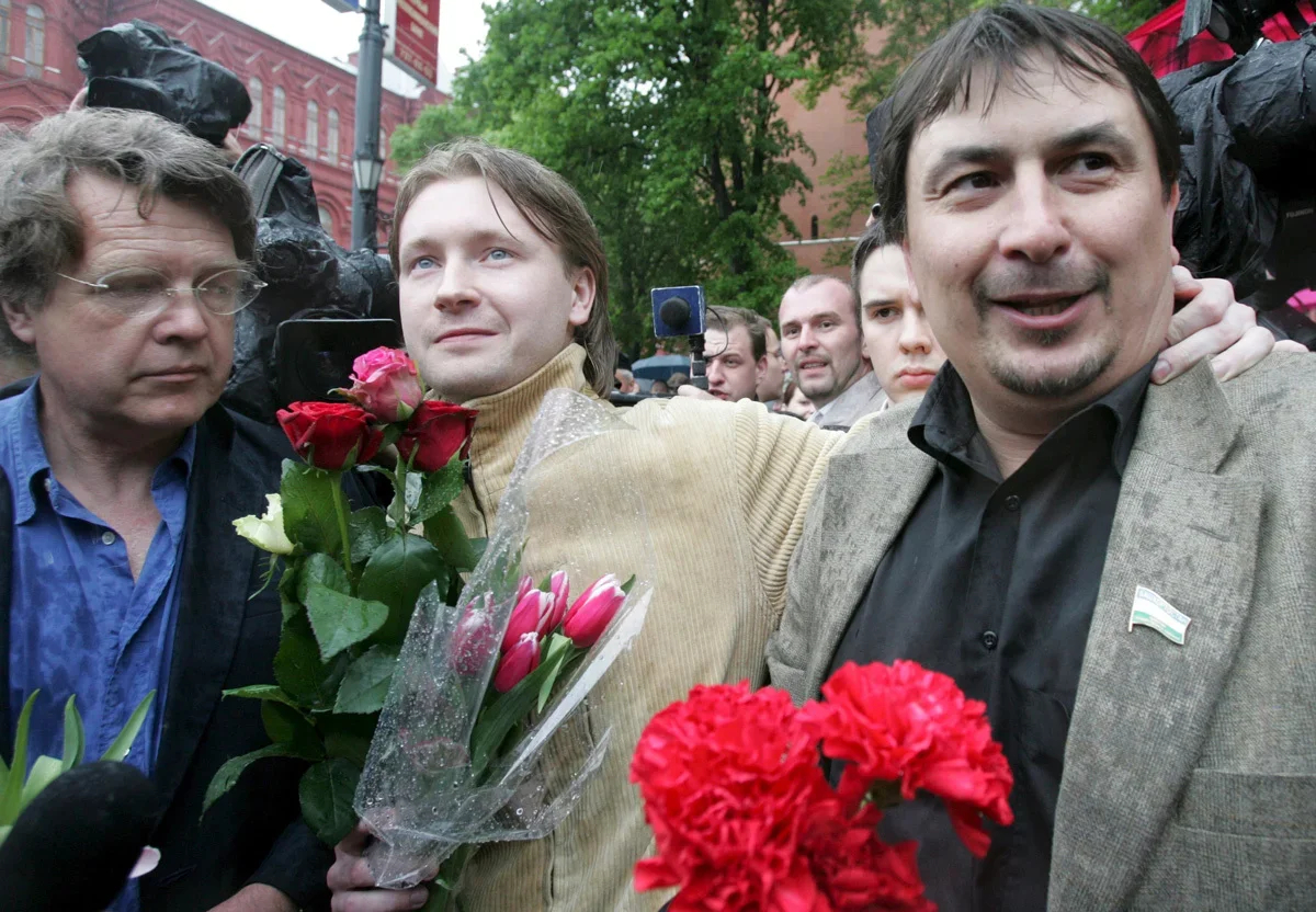 Flower-bearing marchers at a gay parade embrace outside the Kremlin, 27 May 2006. Photo: Sergey Chirikov / EPA