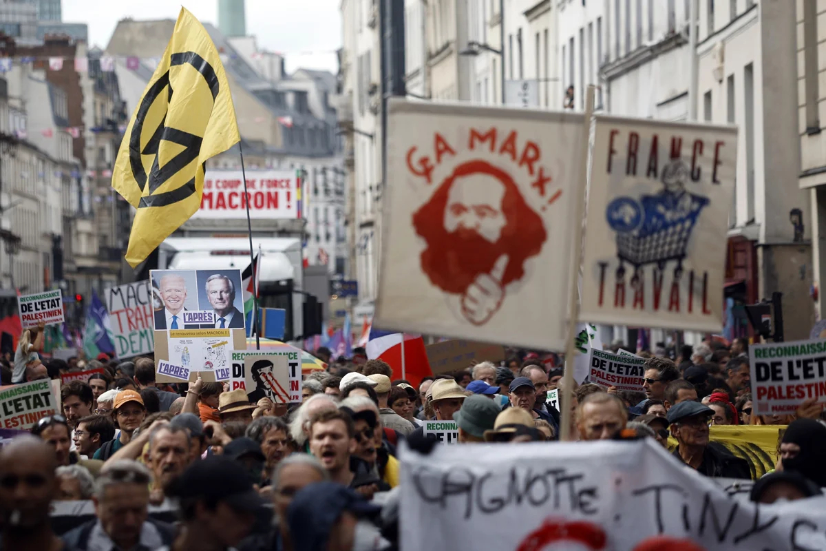 Участники митинга протестуют против назначения Мишеля Барнье новым премьер-министром, Париж, 7 сентября. Фото: Yoan Valat / EPA-EFE