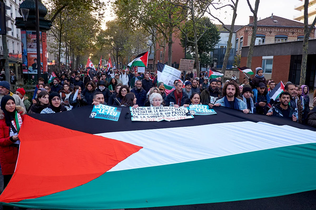 Пропалестинский митинг в Париже, 4 ноября 2023 года. Фото: Adnan Farzat / NurPhoto / Getty Images