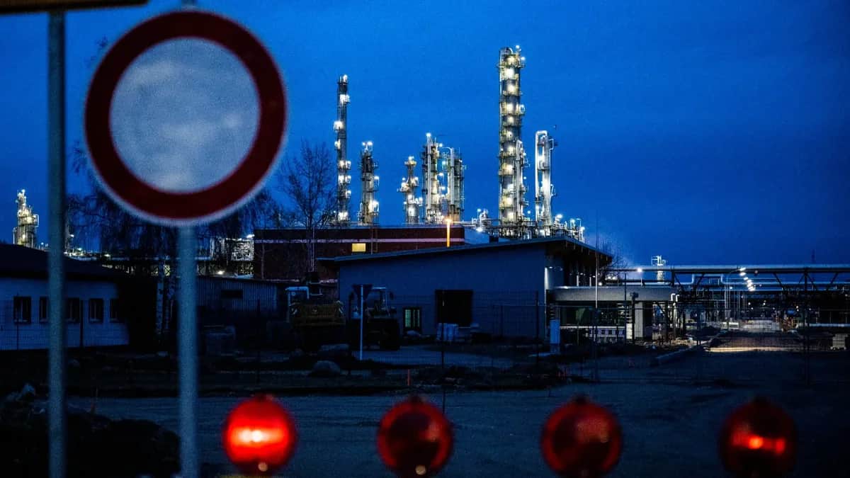 Вечерняя подсветка объектов нефтеперерабатывающего завода в Бранденбурге, 28 декабря 2022 года. Фото: Christophe Gateau / picture alliance / Getty Images