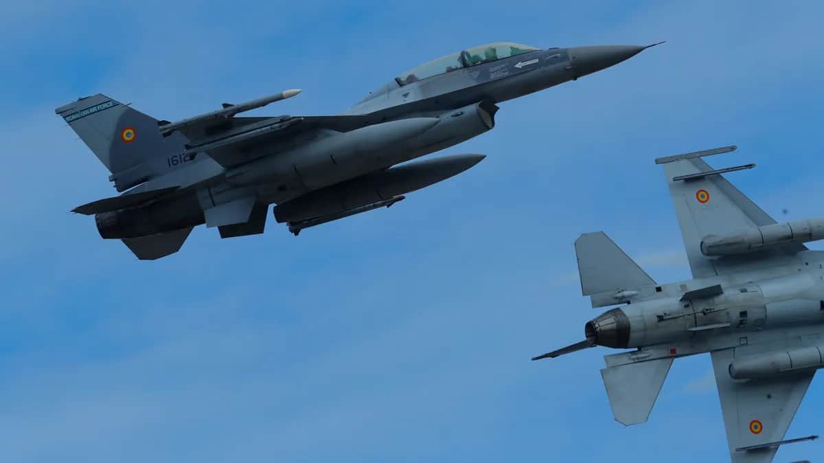 Two F-16 Falcons flying manoeuvres at the 86th Air Base in Borcea, Romania, 13 November 2023. Photo: EPA-EFE / Robert Ghement