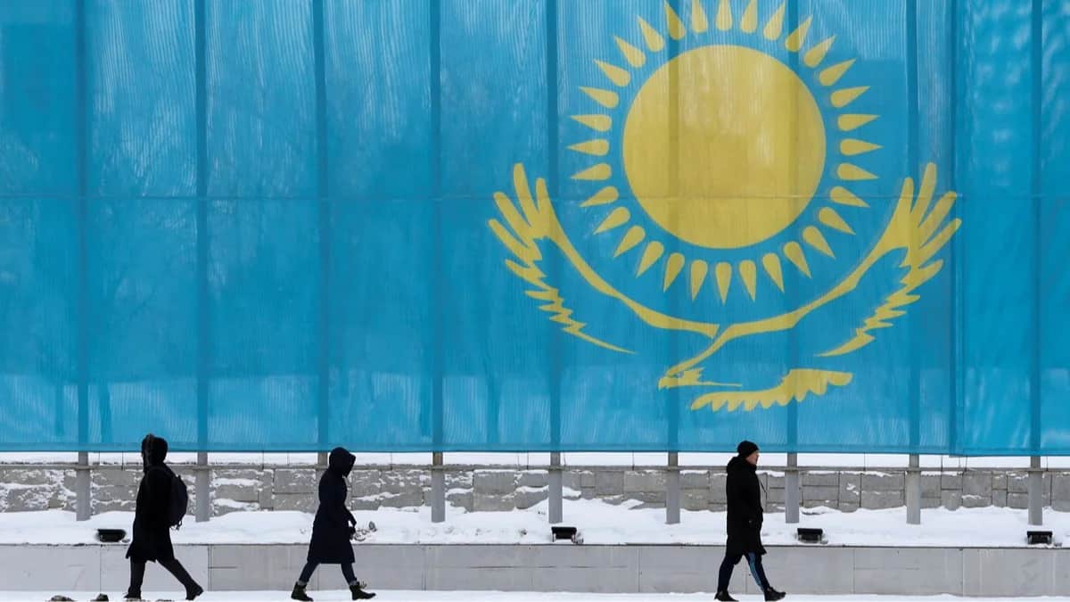 Прохожие на фоне флага Казахстана в Астане, Казахстан, 5 марта 2019 года. Фото: Павел Михеев / Reuters / Scanpix / LETA<br>