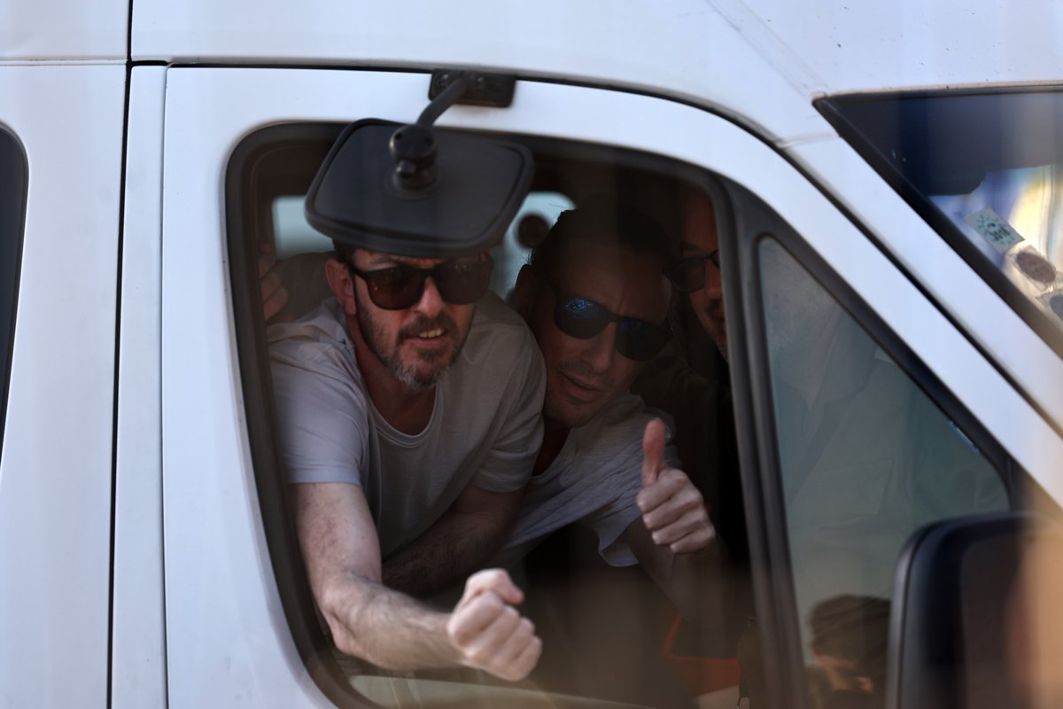 Освобождённые израильские заложники Давид и Ариэль Конио, Израиль, 13 октября 2025 года. Фото: Atef Safadi / EPA