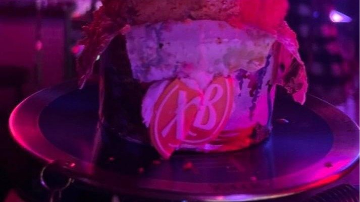 Против сотрудницы московского бара, сделавшей кальян на куличе, возбудили уголовное дело