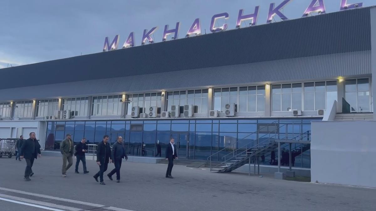 The head of Dagestan Sergei Melikov inspects the airport after the pogroms. Photo: Government of the Republic of Dagestan