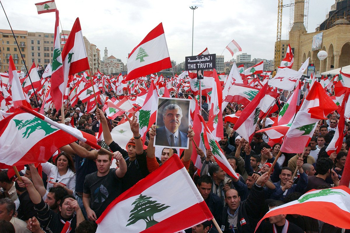 Ливанский демонстрант держит портрет убитого бывшего премьер-министра Ливана Рафика Харири во время антисирийской демонстрации 7 марта 2005 г. в центре Бейрута, Ливан. Фото: Marco Di Lauro/Getty Images