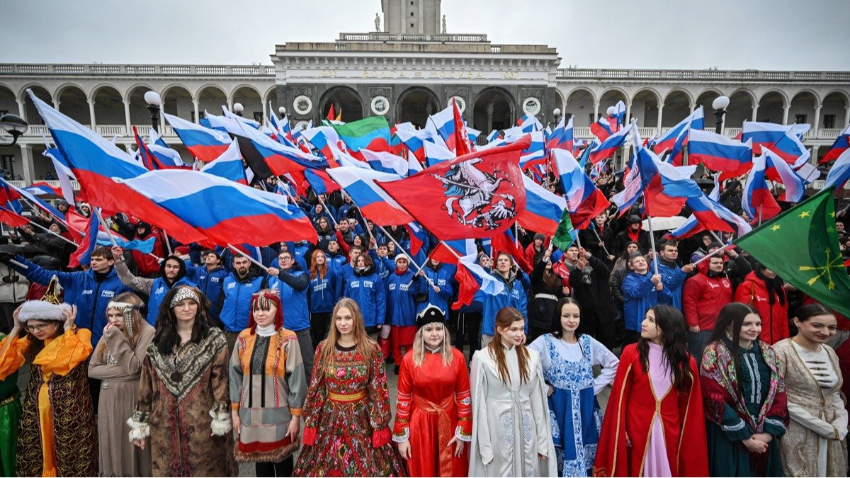 Крестный ход, окопные свечи и «плов дружбы»