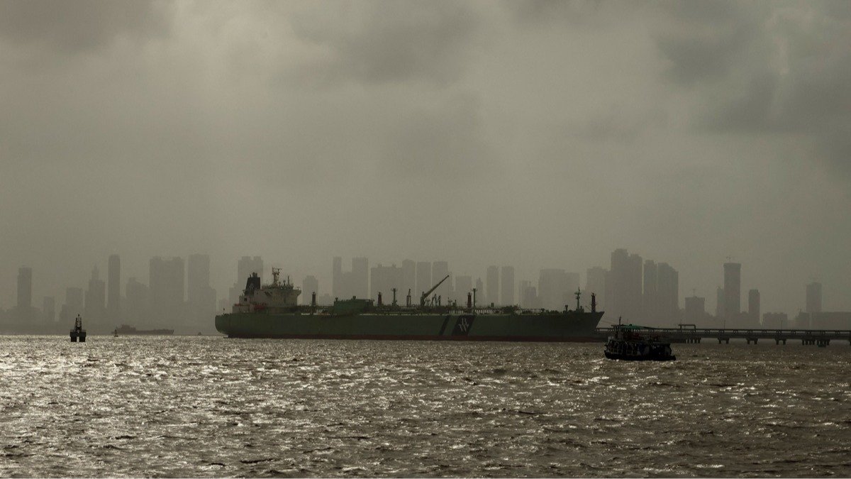 Индия под давлением США более чем вдвое сокращает импорт сырья из России