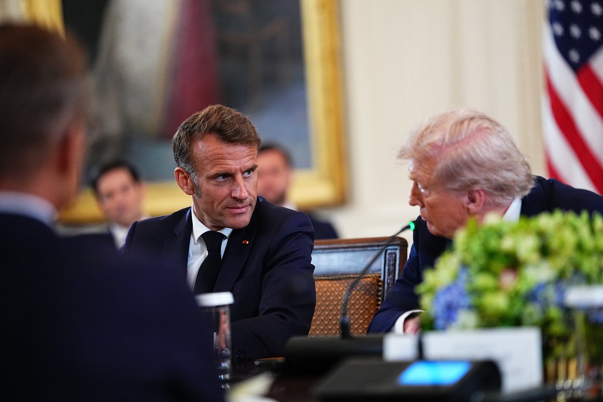 Эммануэль Макрон и Дональд Трамп во время встречи по Украине в Белом дома, Вашингтон, округ Колумбия, США, 18 августа 2025 года. Фото: Aaron Schwartz / EPA