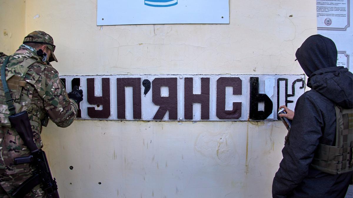 Российские власти утверждают, что захватили Купянск и взяли в окружение тысячи украинских солдат. Киев это отрицает