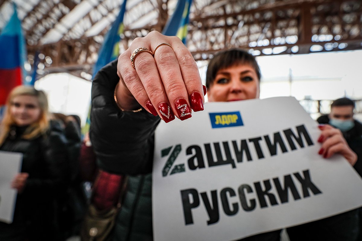 Женщина с буквами V и Z на ногтях, Москва, Россия, 14 марта 2022 года. Фото: Юрий Кочетков / EPA