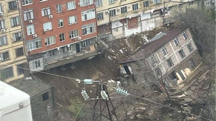 В Дагестане вновь началось наводнение, в Махачкале из-за подтопления рухнул жилой дом
