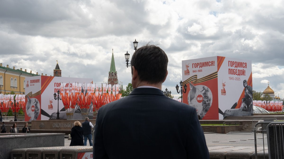 Сотрудник службы безопасности патрулирует площадь у Охотного ряда перед очередной репетицией парада с участием пехоты.