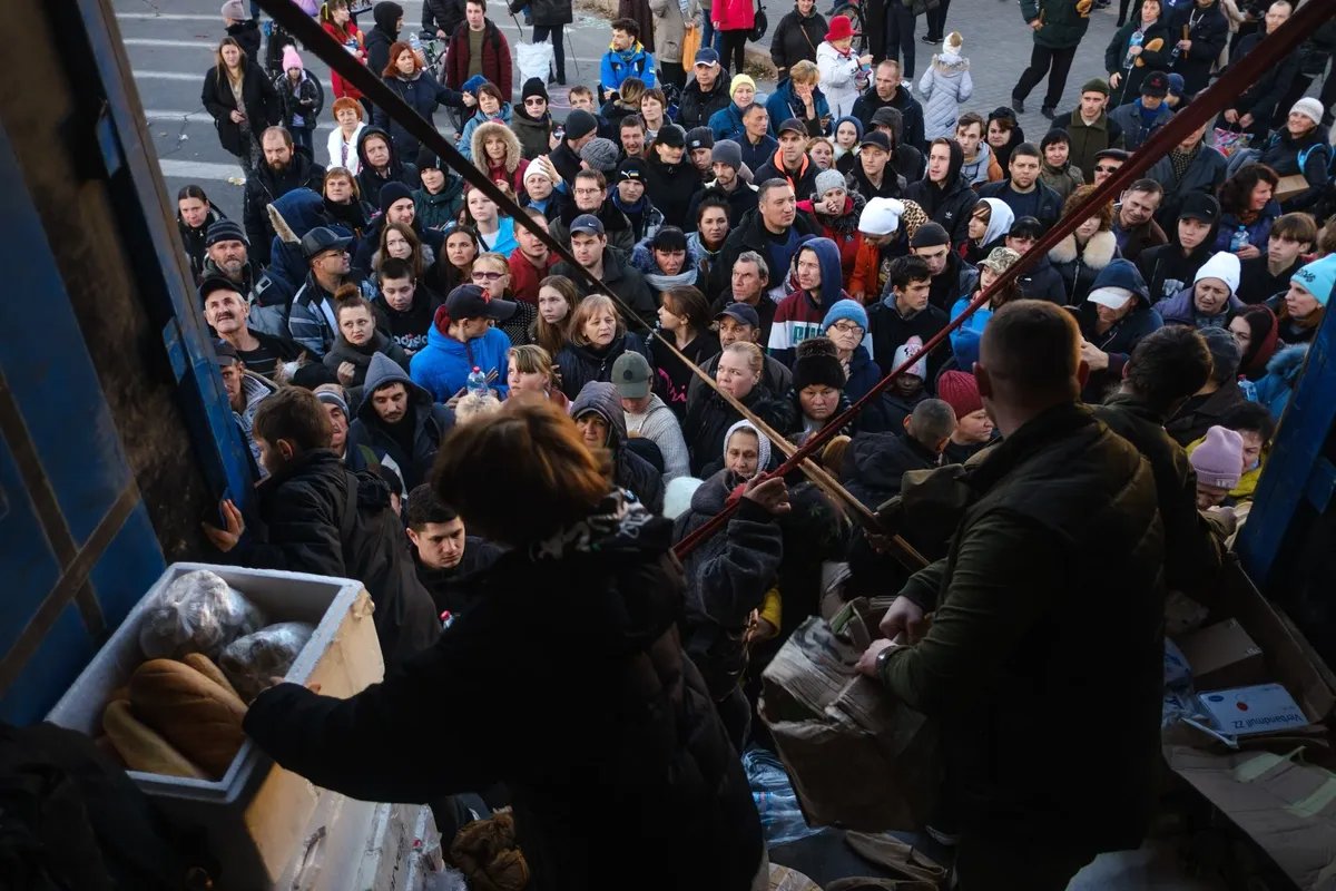 Volunteers hand out bread, candles, and drinking water to the locals. Photo by Heorhii Ivanchenko, exclusively for Novaya Gazeta Europe