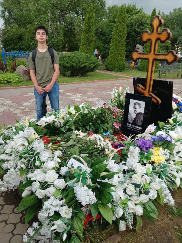 Arseny Turbin visiting Russian opposition leader Alexey Navalny’s grave in Moscow. Photo: Novaya Gazeta Kazakhstan
