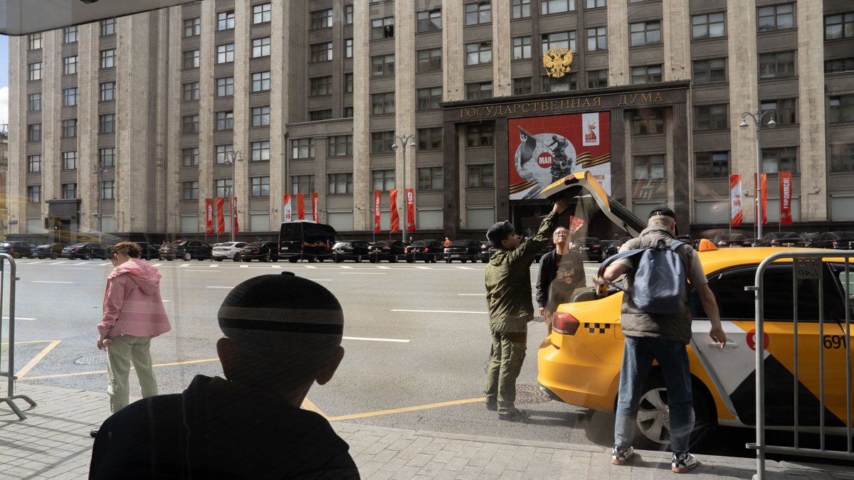 Участников войны в Украине, прибывающих в отпуск и на реабилитацию, чаще всего можно увидеть в метро, аэропортах, и на вокзалах.