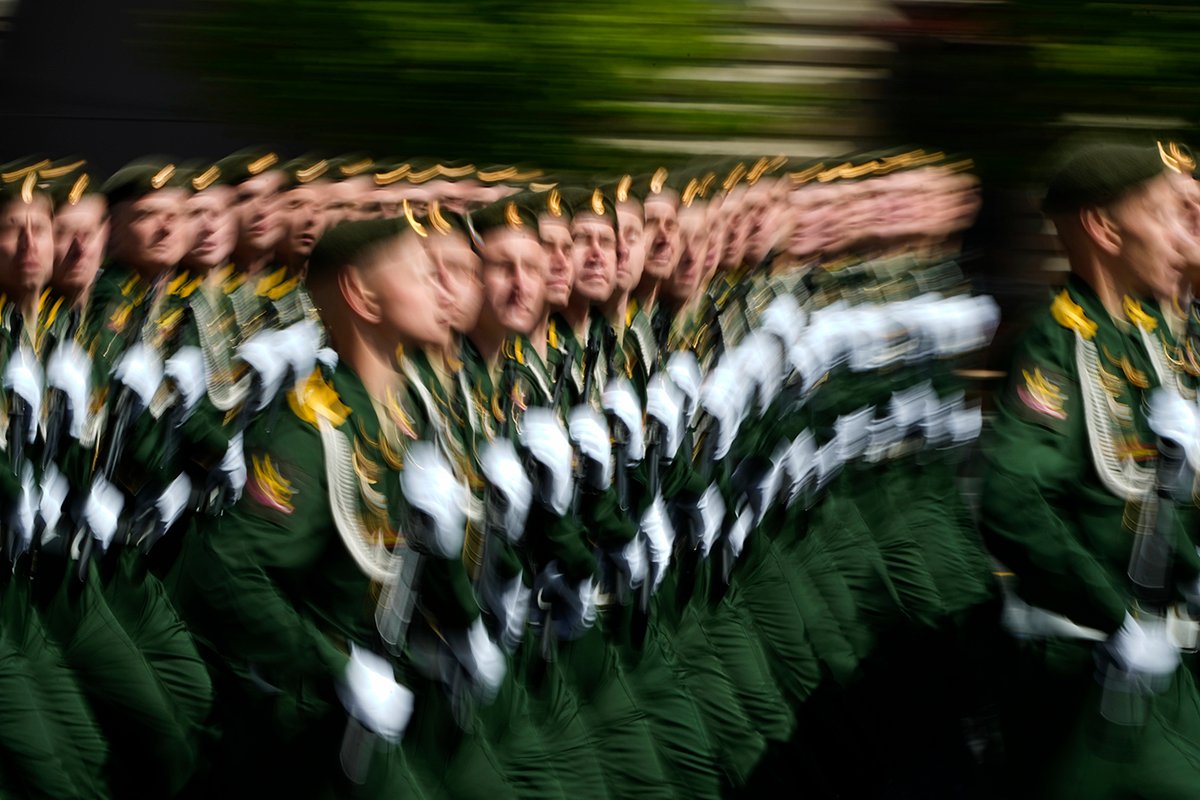 Российские военнослужащие маршируют по Красной площади во время военного парада в честь Дня Победы в Москве, Россия, 9 мая 2025 года. Фото: Павел Бедняков / EPA-EFE