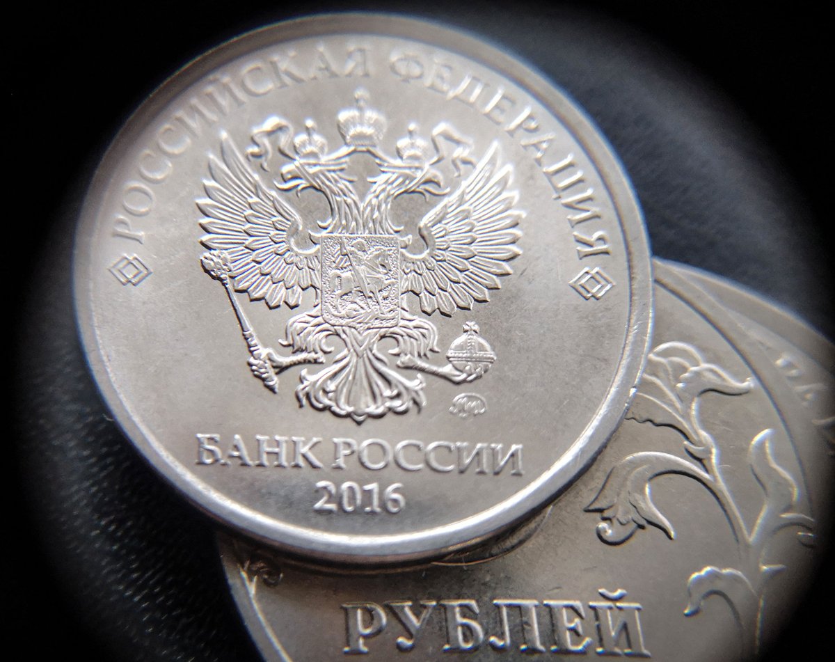 Монеты номиналом 5 рублей с государственным гербом и надписью «Банк России». Фото: Александр Неменов / AFP / Scanpix / LETA