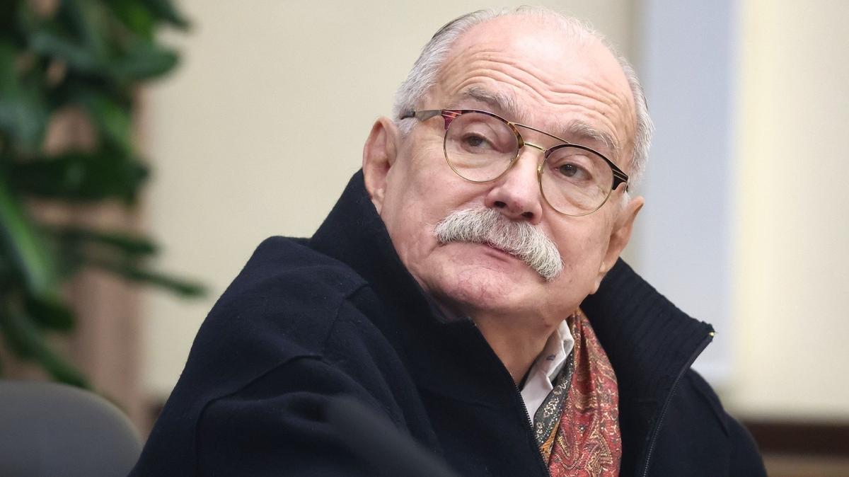 Путин по предложению Михалкова поручил ввести квоты на прокат иностранных фильмов