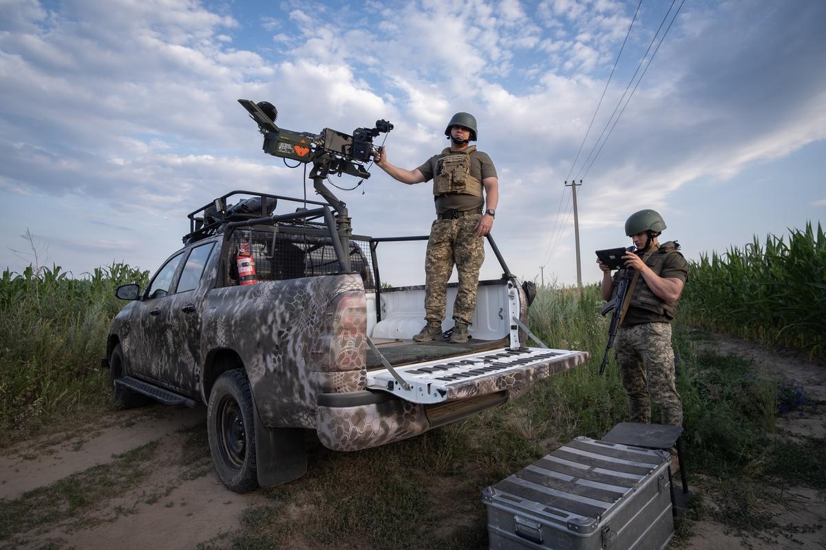 Members of Ukraine’s Territorial Defence Forces on duty in the Kyiv region with a Browning M2 machine gun used to shoot down Russian drones, 14 July 2025. Photo: EPA / MARIA SENOVILLA