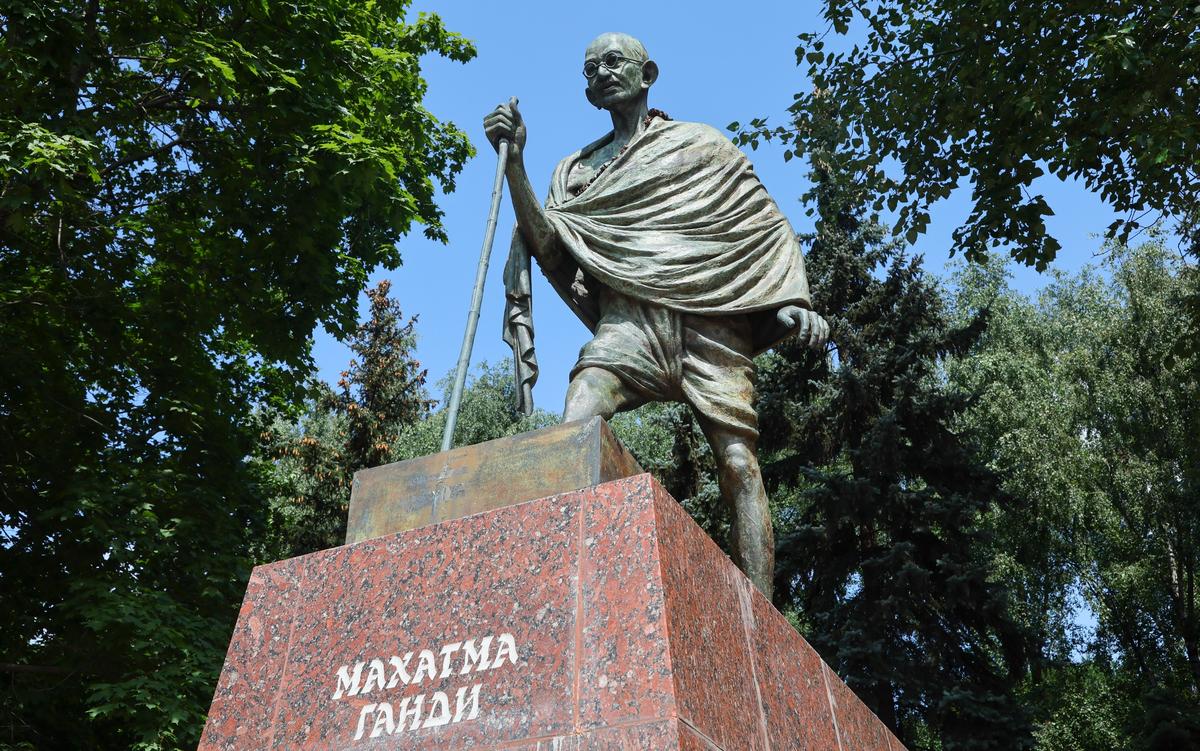 A monument to Mahatma Gandhi on Lomonosovsky Prospect in Moscow, Russia, 24 July 2025. Photo: EPA / YURI KOCHETKOV