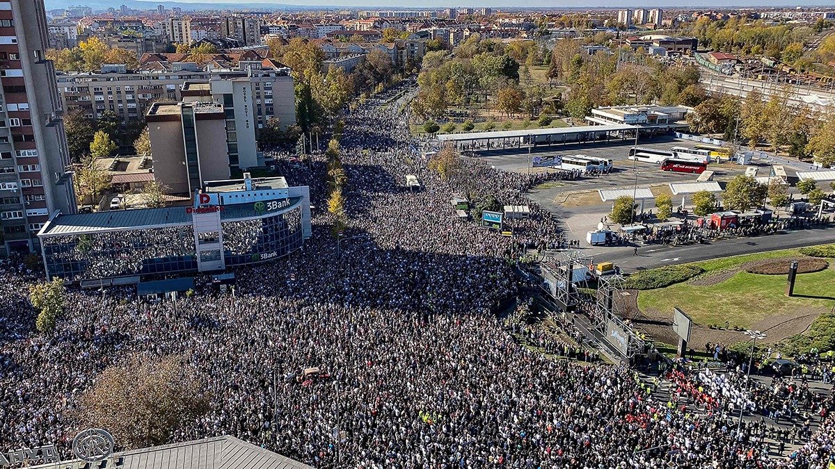 Тысячи сербов вышли в Нови-Саде в годовщину трагедии на вокзале