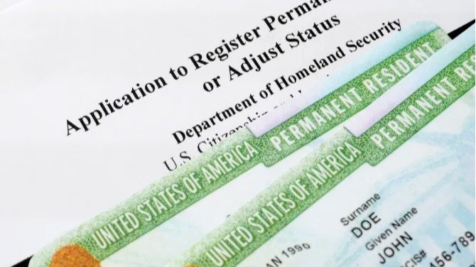 США приостановили программу розыгрыша грин-карт после стрельбы в Брауновском университете