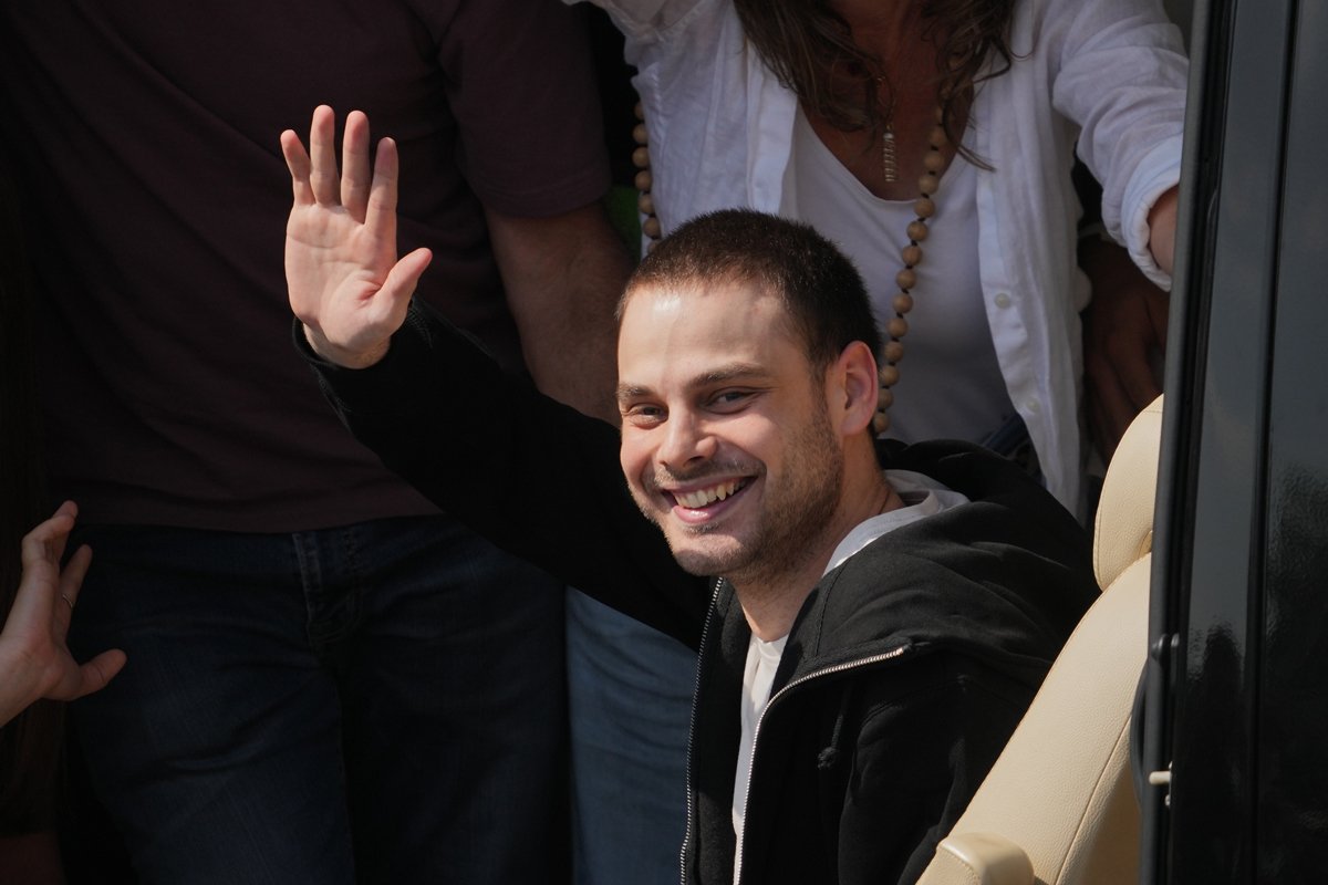 Алон Охель в автобусе по прибытии в больницу после освобождения из плена ХАМАС, Израиль, 13 октября 2025 года. Фото: Ariel Schalit / AP Photo / Scanpix / LETA