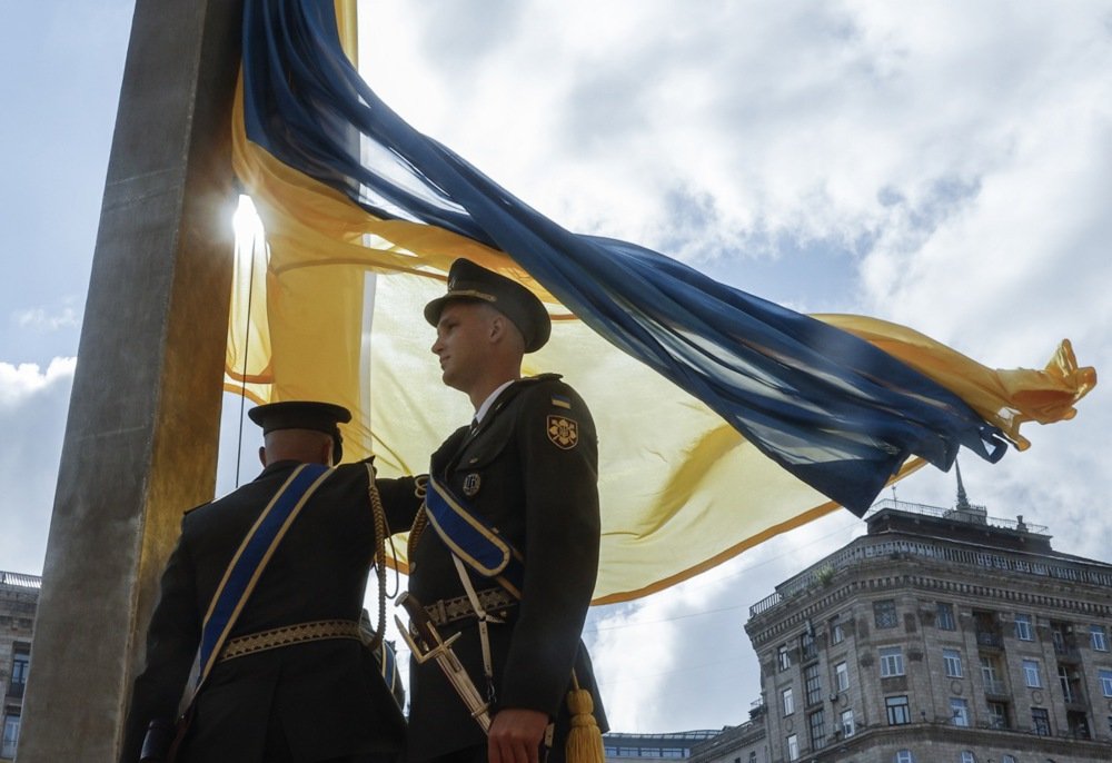 The servicemen of the Ukrainian Honour Guard raise the national flag in downtown Kyiv, Ukraine, 23 August 2025. Photo: EPA/SERGEY DOLZHENKO