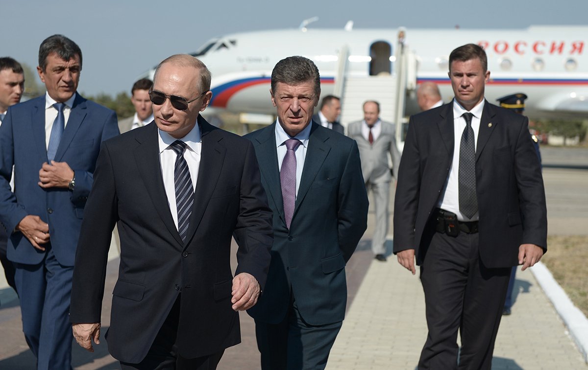 Владимир Путин, Сергей Меняйло и Дмитрий Козак в аэропорту Бельбек в Севастополе, Крым, Украина, 13 августа 2014 года. Фото: Алексей Никольский / EPA