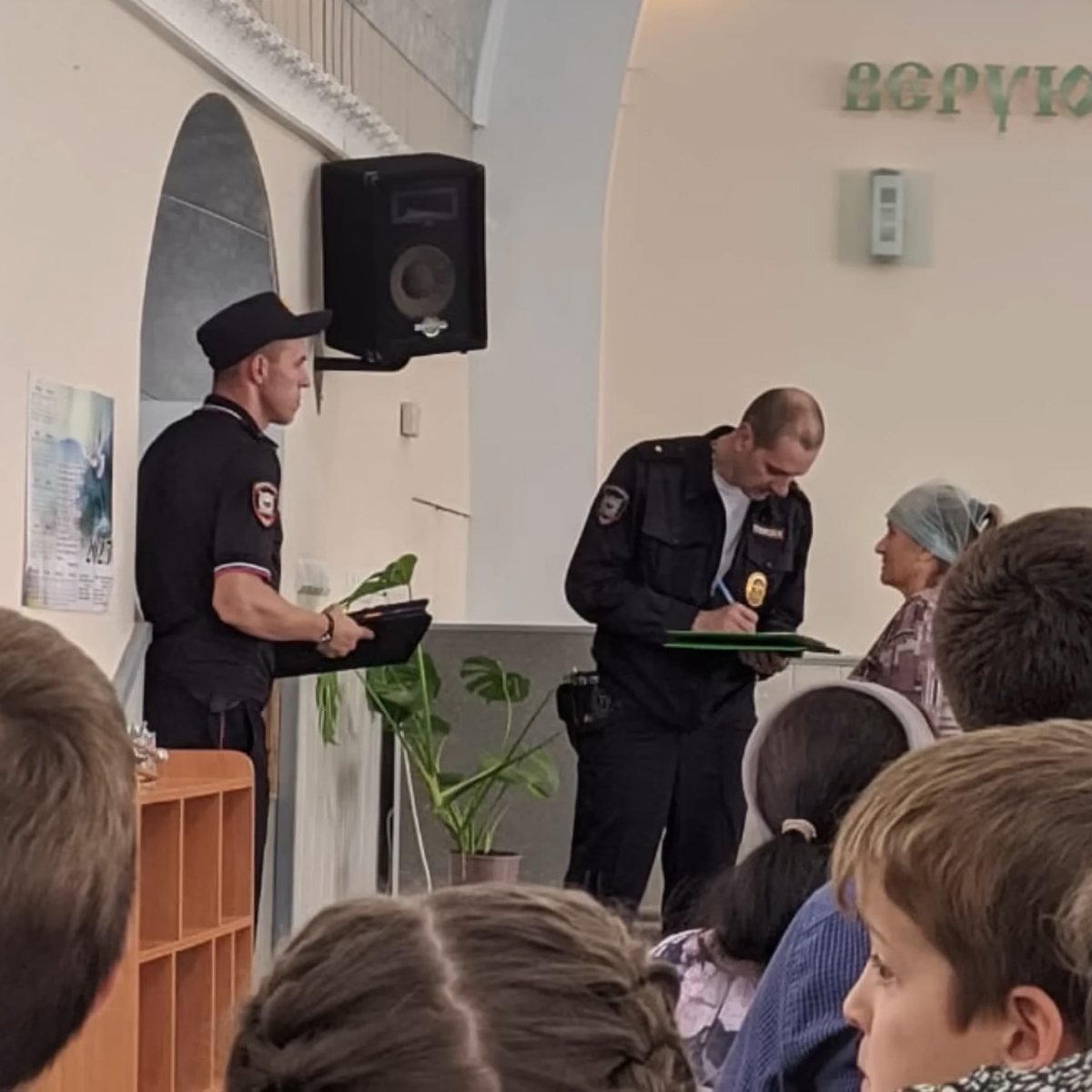 Силовики переписывают данные прихожан в молитвенном доме баптистов, Краснодон, Луганская область, 8 июня 2025 года. Фото: Жизнь Христиан