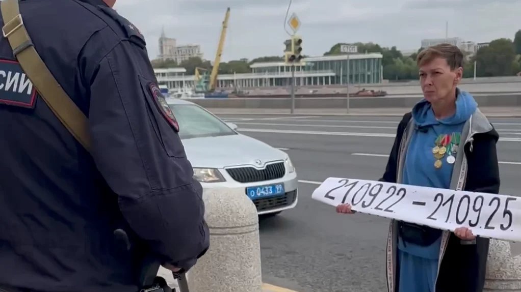 Lidiya Yegorova pickets in front of the Defence Ministry building on 21 September 2025. Photo: Paulina Safronova / Telegram
