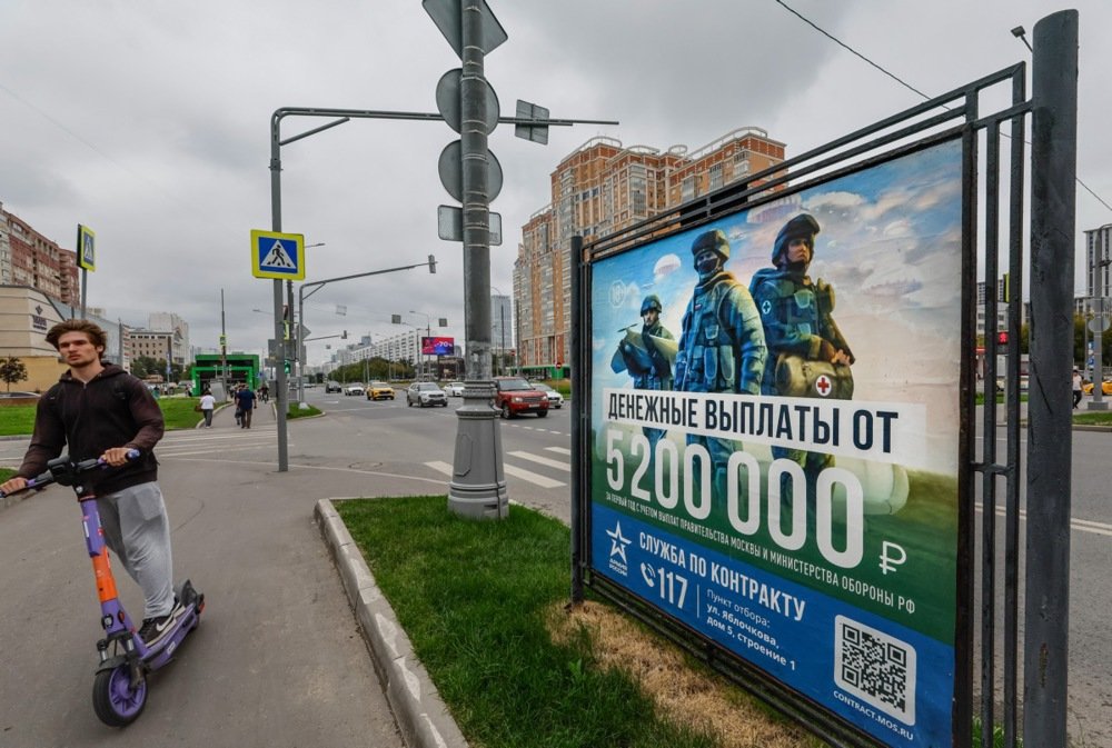 Advertisement posters for military conscription in Moscow. Photo: EPA-EFE/YURI KOCHETKOV