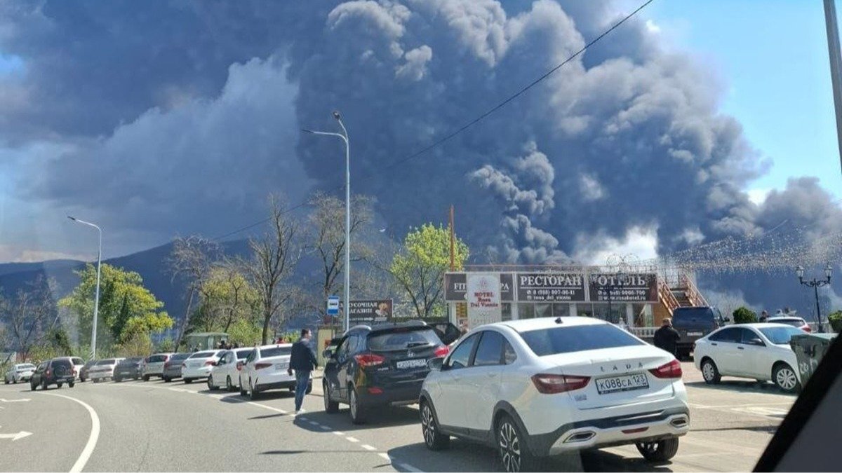 В Туапсе загорелся НПЗ и пошел «нефтяной дождь»